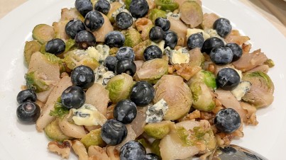 Rosenkohl-Birnen-Salat mit Heidelbeeren und Gorgonzola