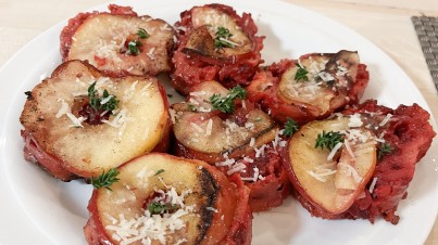 Rote Bete-Knödel mit Meerrettich und gebratenem Apfel Rote Bete-Knödel mit Meerrettich und gebratenem Apfel