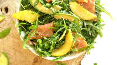 Rucola salade met avocado, mango en gerookte zalm