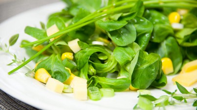 Sweet corn salad with Gouda and lambs lettuce