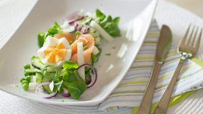 Koolrabi salade met gerookte zalm, veldsla, doperwtjes en een eitje