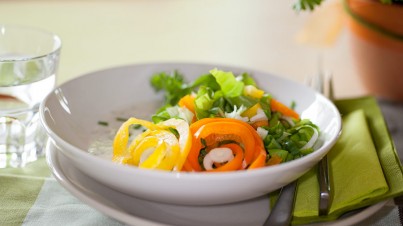 Kopfsalat mit Kräuterjoghurt  	