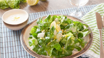 Insalata della nonna con condimento a base di panna