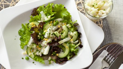 Kohlrabisalat mit Erbsen und Ei