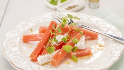 Wassermelonen-Feta-Salat mit Walnüssen