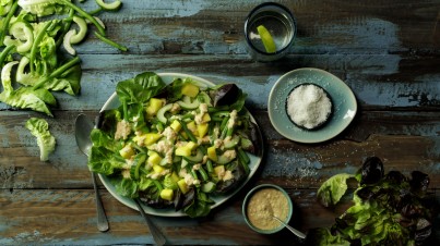 Exotische groene salade met boontjes, komkommer, mango en kokosdressing