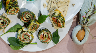 Spinach omelette rolls with salmon