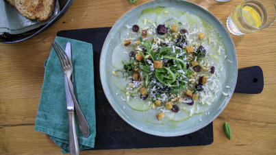 Kohlrabi-Carpaccio mit Rucola, Beeren und Pecorino