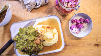 Nedělní veganská pečeně s romanescem, fialovým květákem a pečenou cibulkou