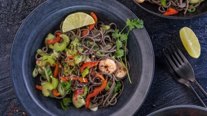 Noodles with prawns, cucumber and pointed peppers 