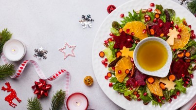 Weihnachtlicher gemischter Salat mit Granatapfel und Roter Bete - optional zusätzlich mit Garnelen