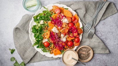 Salat mit gerösteten Kichererbsen und Kürbis