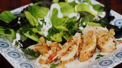 Salada Salanova com frango e farofinha de pão