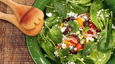 Salada grega com alface baby e rúcula selvática 