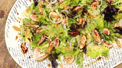 Salada de mix de verdes com nozes, figo, cebola roxa e melaço de romã