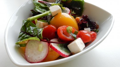 Vegetarische pastasalade met radijs en abrikoos