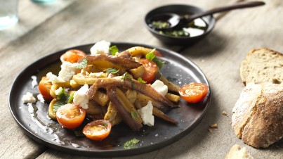 Salat mit gebackenen Auberginen, Tomaten und Schafskäse