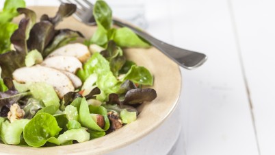Salade Salanova® avec du céleri et du poulet fumé