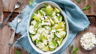 Salat aus Melonen, Gurken, Avocado und Feta