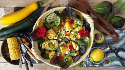 Zomerse salade met gegrilde maiskolven, avocado en courgette