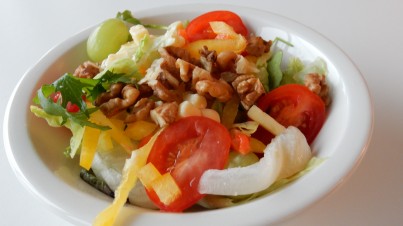 Salade avec fromage, pomme, noix