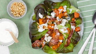 Ensalada de calabaza asada con lechuga trocadero, beicon y queso de cabra