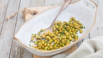 Salteado de edamame y cebollino Salteado de edamame y cebollino