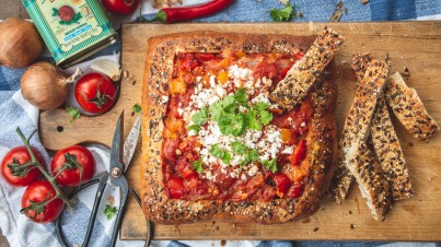 Shakshuka in pane a teglia con pomodori, peperoni e feta