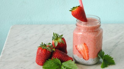 Erdbeer-, Mandelmilch-Smoothie mit Chiasamen