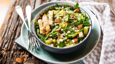 Bulgur salad with rocket chicken kiwifruit and almonds