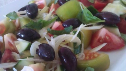 Ensalada de tomate greenback con pepino y aceitunas