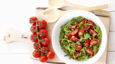 Salade met bosui, tomaat en rucola