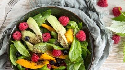 Ensalada de espinaca, mango & aguacate con aliño de jengibre