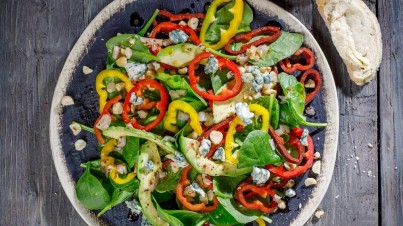 Zoete puntpaprika salade met spinazie en avocado