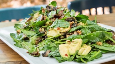 Spinatsalat mit Pilzen,Pancetta und Walnüssen