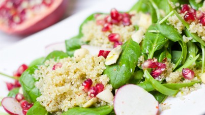 Couscous salade met babyspinazie, radijs en granaatappelpitjes