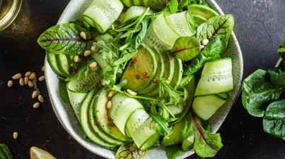 Spinazie salade met komkommer en verse munt