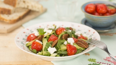 Spinach salad with strawberries, avocado and pecan nuts 