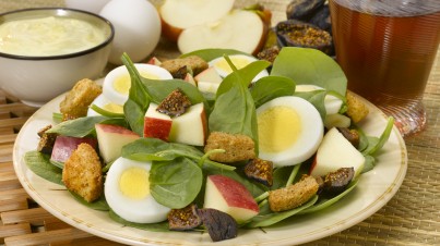 Spinach salad with apples and eggs