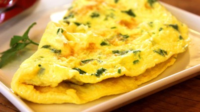 Tortilla de Espinacas servida con una Ensalada 