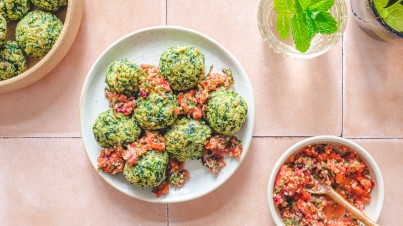 Spinatbällchen mit Tomatensalsa