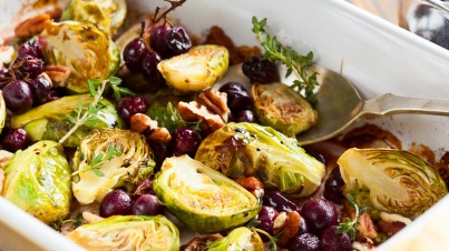 Gebackener Rosenkohl mit Preiselbeeren und Pekannüssen