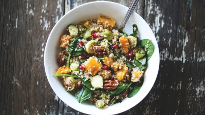 Spruitjessalade met zoete aardappel, spinazie en quinoa