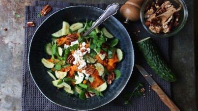 Stamppot zoete aardappel met veldsla, wokkomkommer en kruiden