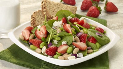 Salat mit Erdbeeren, weißen Bohnen und Edamame 