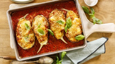 Stuffed aubergine with bolognese sauce and mozzarella 