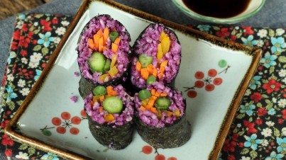 Raw makimono roll com arroz de couve flor, pimentão amarelo, snack-pep e vagem francesa