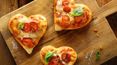 Pizza caprese en forma de corazón