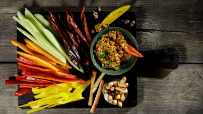 Sauce épicée muhammara au Sweet Palermo Jaune avec ses légumes crus