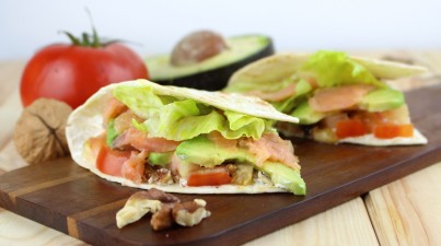 Taco salad with salmon, avocado and walnuts